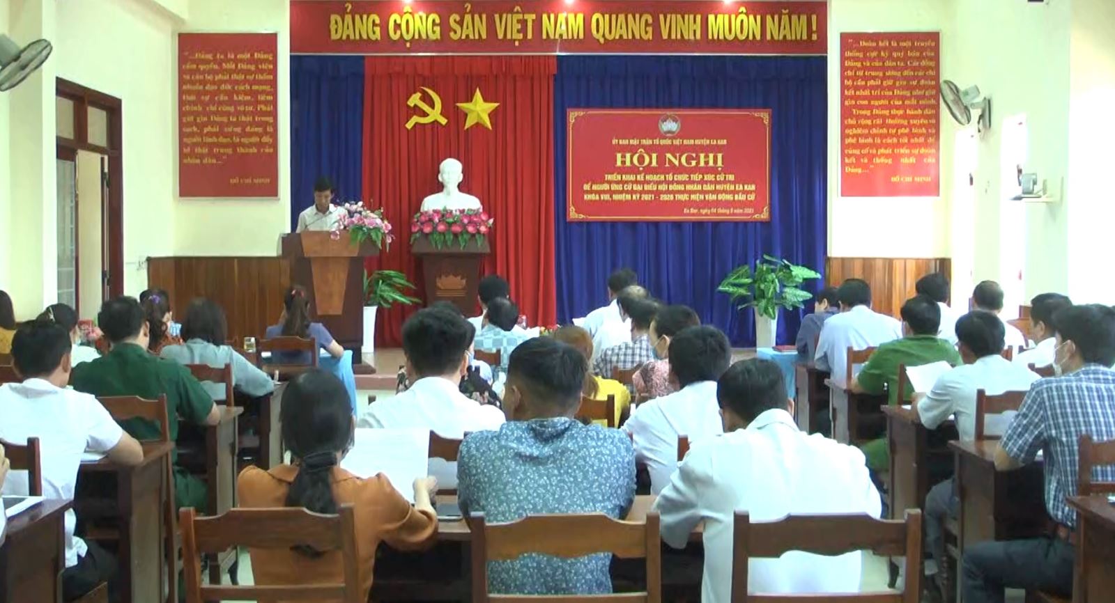 Hội nghị triển khai kế hoạch tổ chức tiếp xúc cử tri để người ứng cử Đại biểu HĐND huyện EaKar khóa VIII, nhiệm kỳ 2021-2026 thực hiện vận động bầu cử.