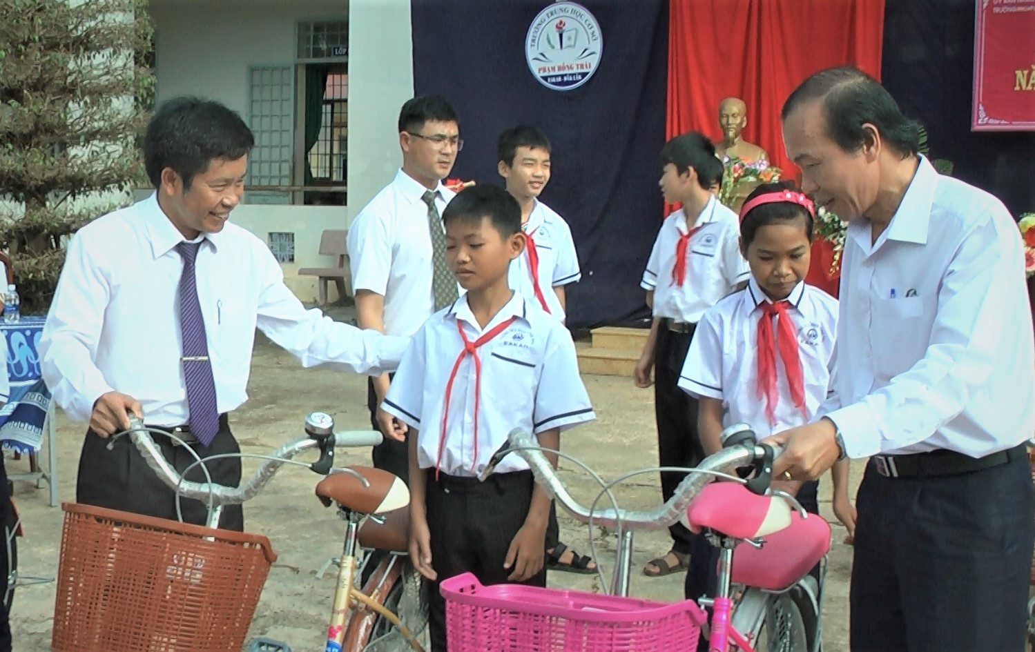 Trường THCS Phạm Hồng Thái, xã Cư Elang Tổ chức lễ khai giảng năm học mới 2019 – 2020
