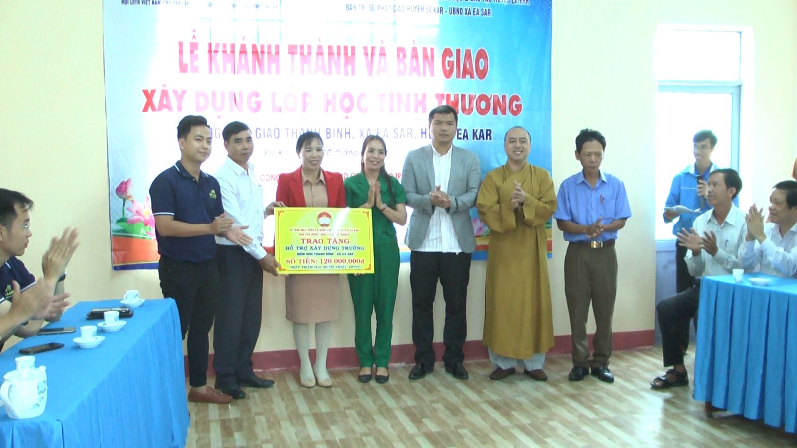 Tổ chức lễ khành thành, ban giao đưa vào sử dụng lớp học tình thương tại trường mẫu giáo Thanh Bình, xã EaSar.