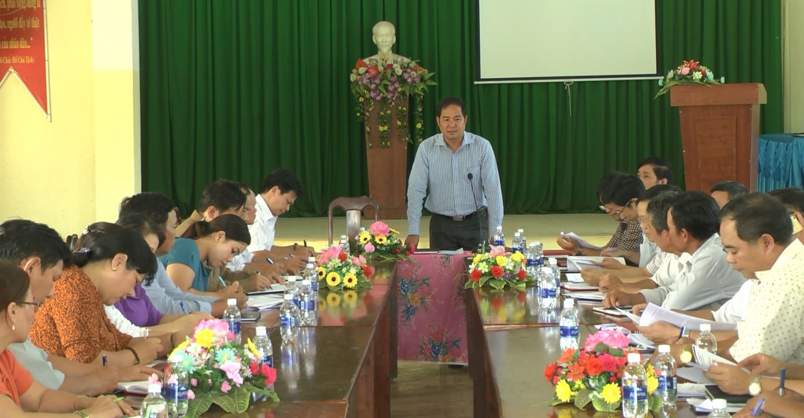 Đoàn công tác huyện ủy EaKar làm việc với Đảng ủy xã Cư Huê
