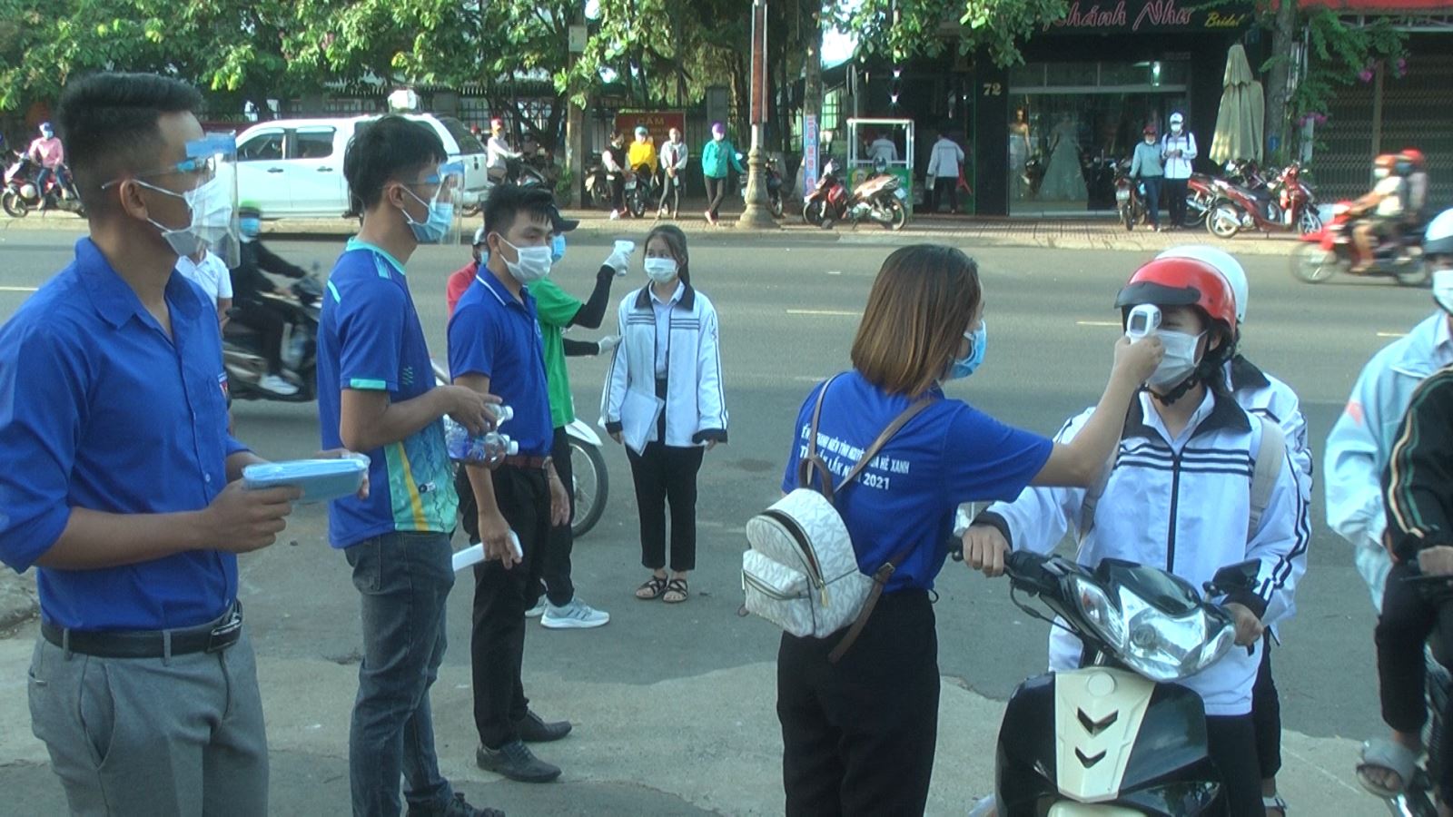 Thí sinh huyện Ea Kar bước vào ngày thi đầu tiên  kỳ thi tốt nghiệp THPT năm 2021