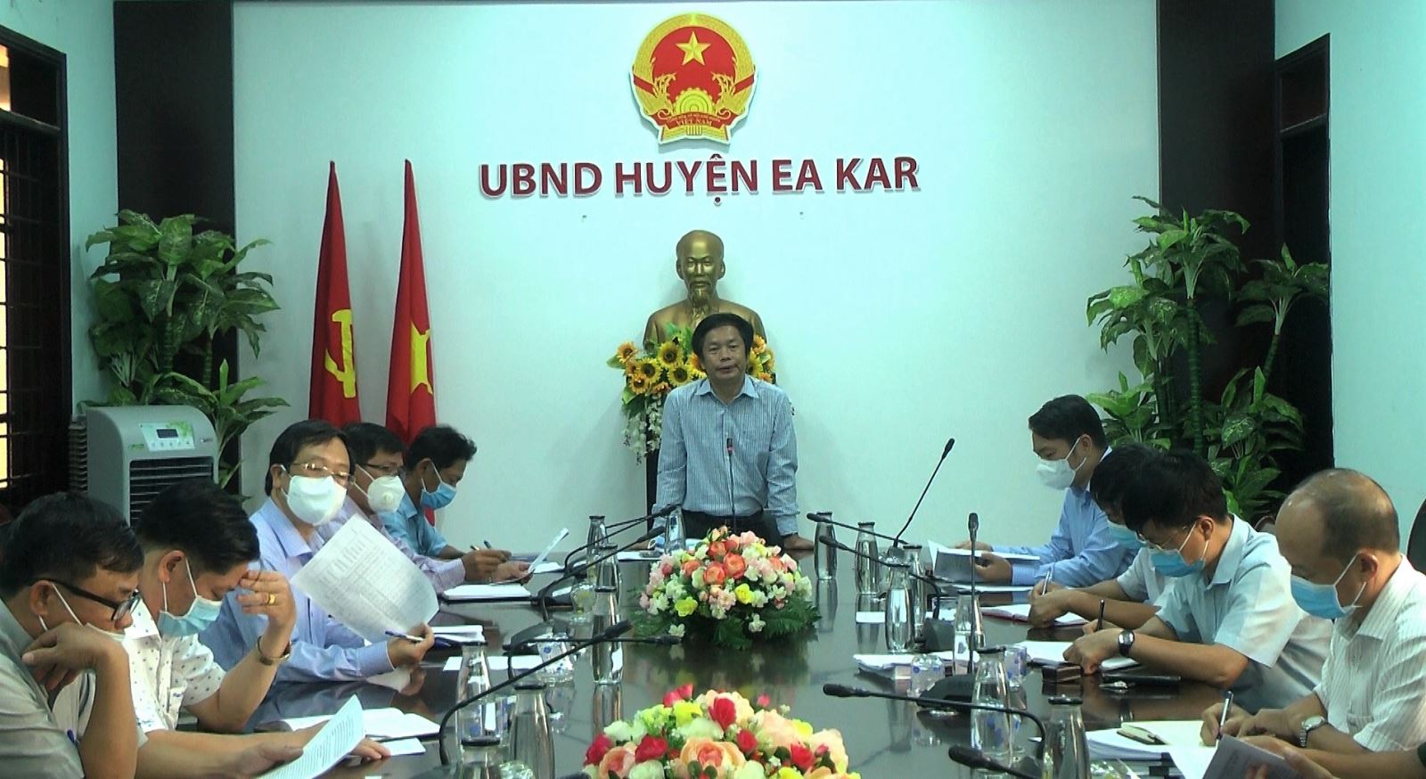 Huyện Ea Kar tổ chức cuộc họp trực tuyến với các xã, thị trấn triển khai công tác phòng chống dịch Covid-19 trên địa bàn huyện.