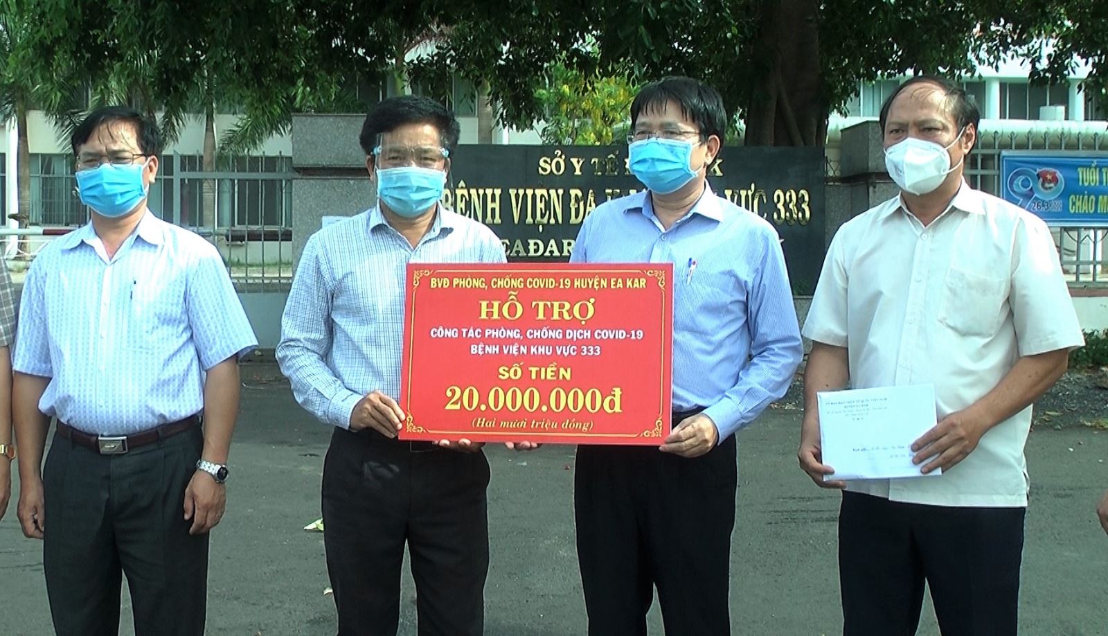 Chủ tịch UBND huyện Ea Kar thăm, tặng quà khu điều trị bệnh nhân Covid-19 bệnh viện đa khoa 333 và khu cách ly tập trung phòng chống các xã trên địa bàn huyện.