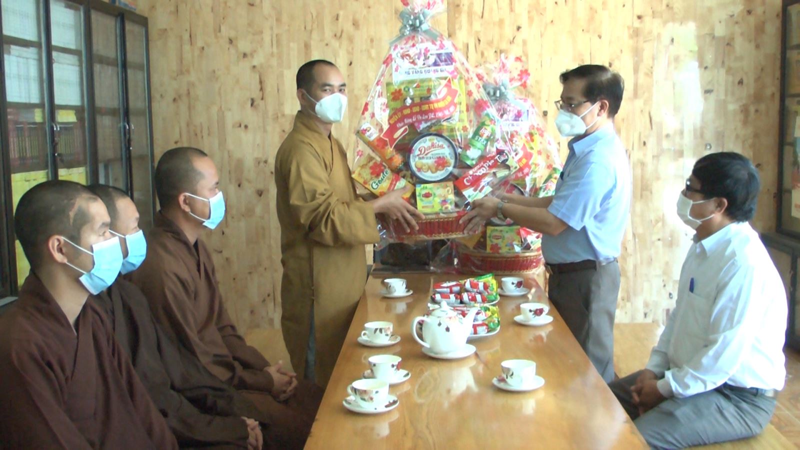 Đại diện Lãnh đạo huyện Ea Kar đi thăm và tặng quà các cơ sở Phật giáo nhân dịp lễ Vu lan báo hiếu 2021.