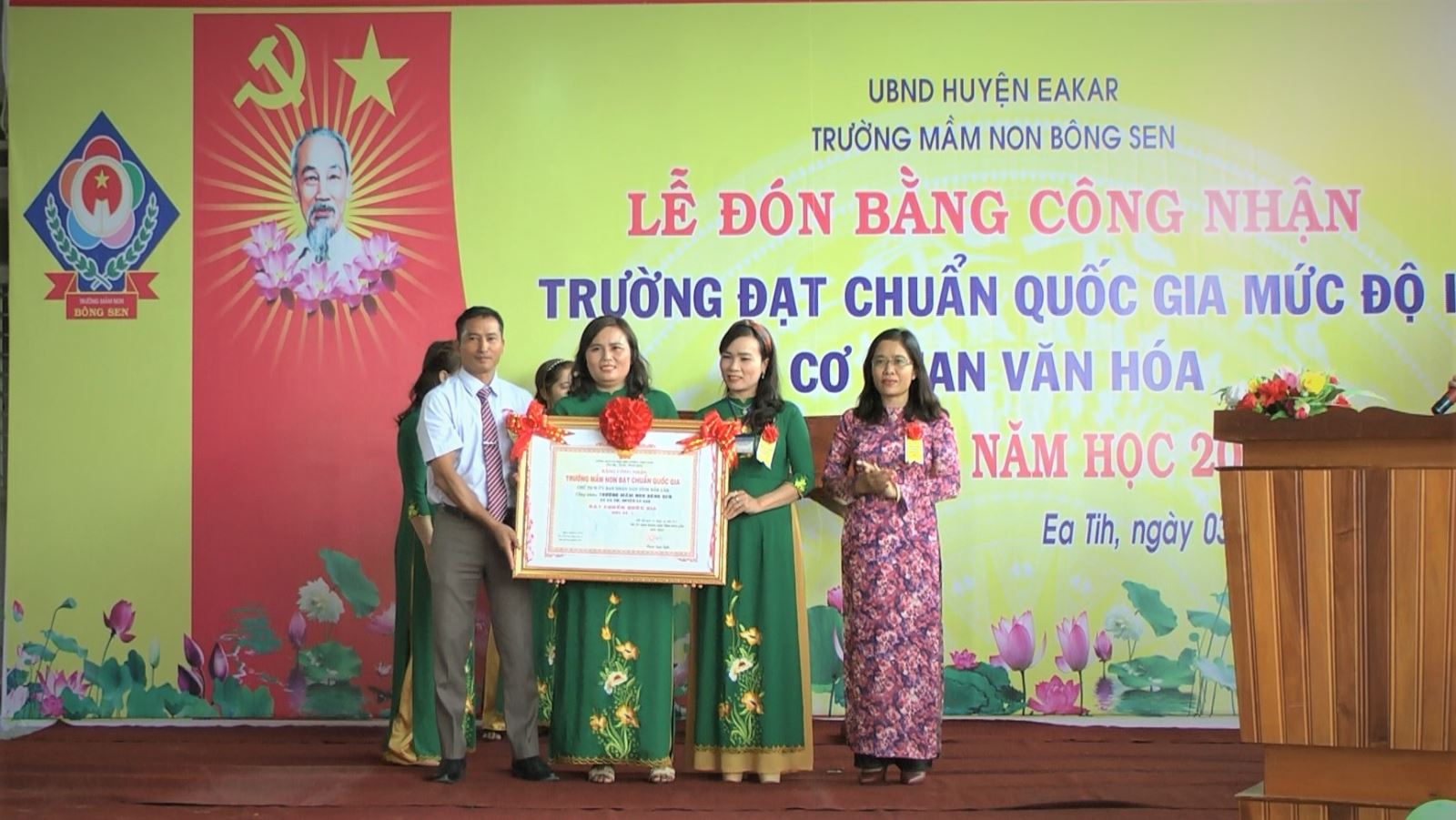 Trường Mầm non Bông Sen, xã Ea Týh, huyện EaKar đón nhận Bằng công nhận đạt chuẩn Quốc gia mức độ 1, cơ quan đạt chuẩn Văn Hóa và khai giảng năm học mới
