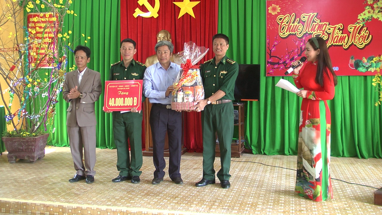 Đại diện lãnh đạo Đảng-Chính quyền huyện EaKar, tổ chức đoàn đi thăm, chúc tết cán bộ, chiến sỹ đồn biên phòng Ia Rvê, huyện EaSúp, tỉnh Đắk Lắk.