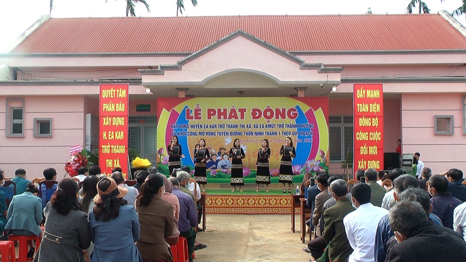 Xã EaKmút tổ chức lễ phát động hưởng ứng xây dựng huyện Ea Kar lên Thị xã và xây dựng xã trở thành phường trước năm 2025.