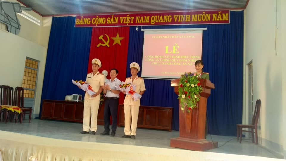 Công bố Quyết định điều động công an chính quy đảm nhiệm các chức danh Công an xã Ea Pal.