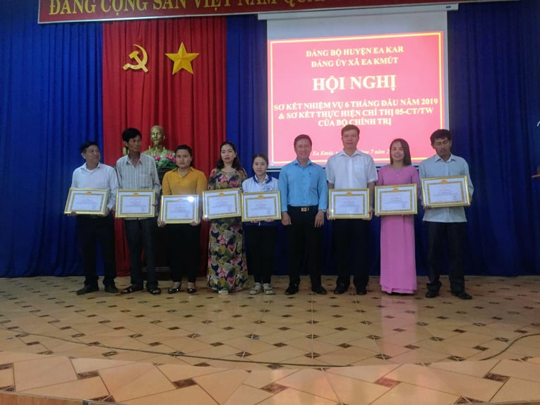 Đảng bộ xã Ea Kmút tổ chức Hội nghị sơ kết 01 năm thực hiện Chỉ thị 05-CT/TW về đẩy mạnh học tập và làm theo tư tưởng, đạo đức, phong cách Hồ Chí Minh.