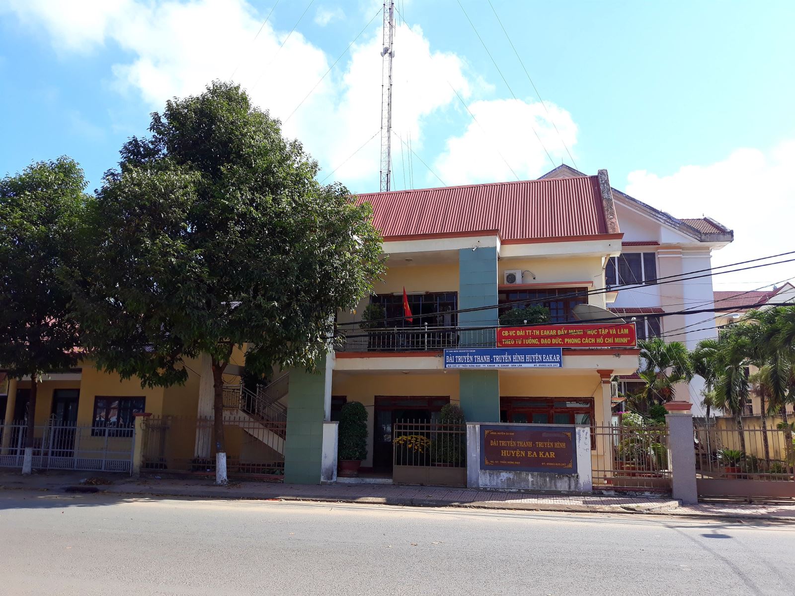 Đại biểu HĐND tỉnh tiếp xúc với cử tri huyện EaKar trước Kỳ họp thứ 4, HĐND tỉnh ĐăkLăk khóa IX