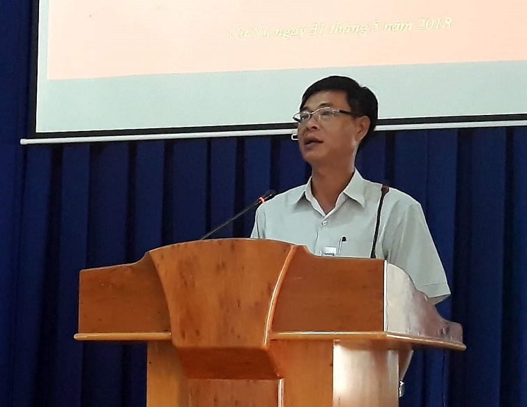 Đồng chí Vương Tấn Thành - Phó Bí thư thường trực huyện ủy EaKar phát biểu tại hội nghị