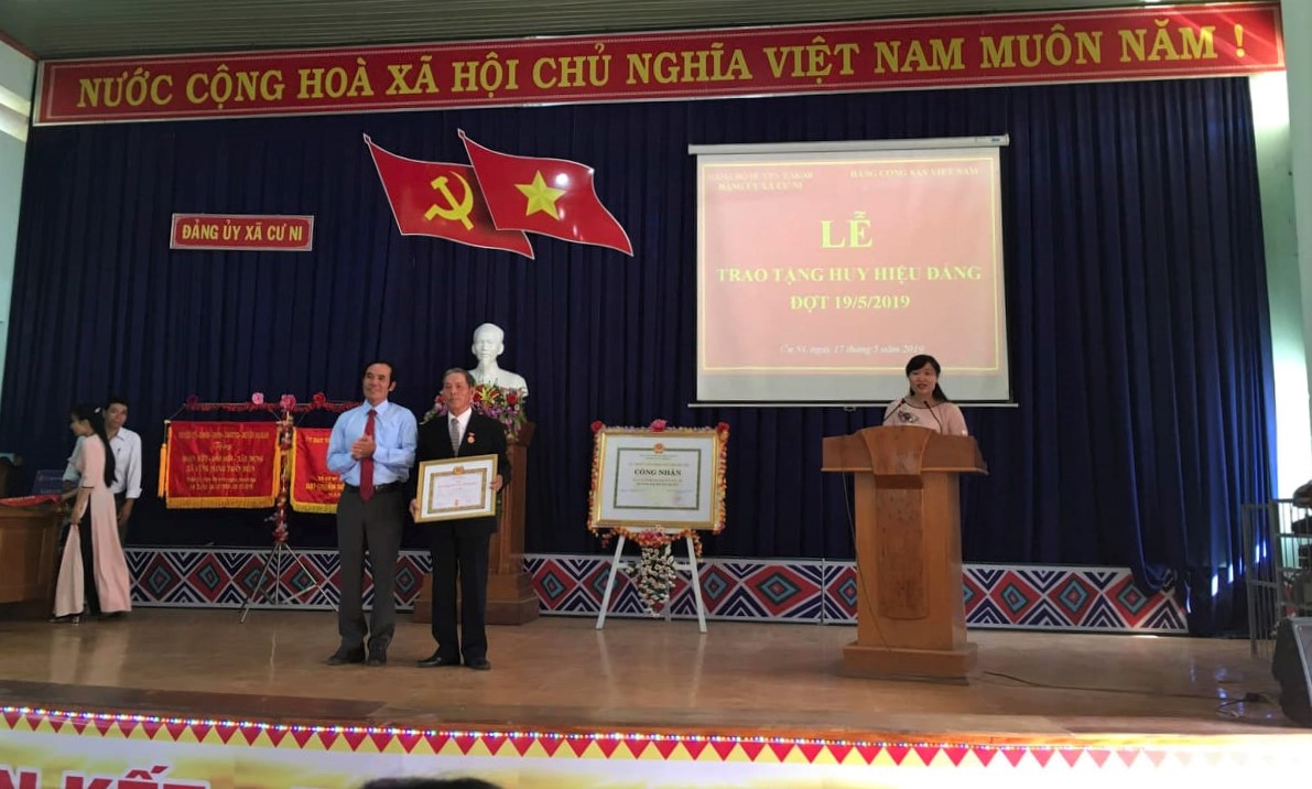 ĐẢNG BỘ XÃ CƯ NI TỔ CHỨC LỄ TRAO HUY HIỆU 40,50,55 NĂM TUỔI ĐẢNG VIÊN