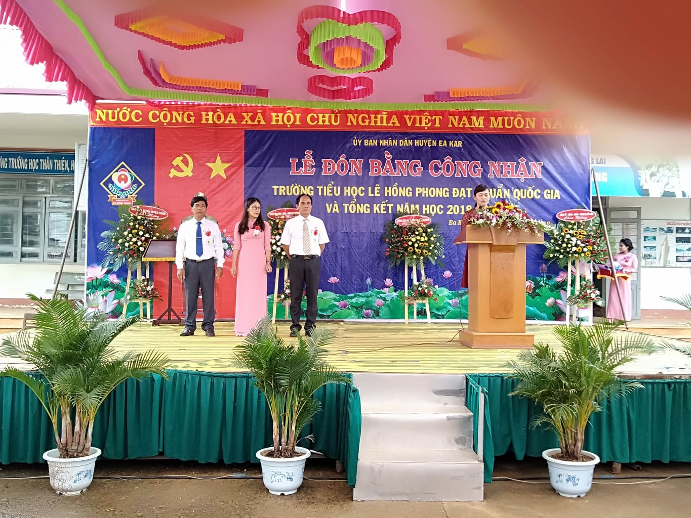 Trường TH Lê Hồng Phong, xã cư ni tổ  chức lễ đón nhận trường đạt chuẩn Quốc gia mức độ I và tổng kết năm học năm 2018 – 2019.