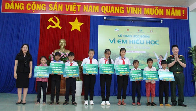 Tập đoàn công nghiệp - viễn thông quân đội Viettel ĐăkLắk tổ chức sơ kết 5 năm triển khai chương trình “ Vì em hiếu học” và trao học bổng lần thứ 6 tại huyện Eakar.
