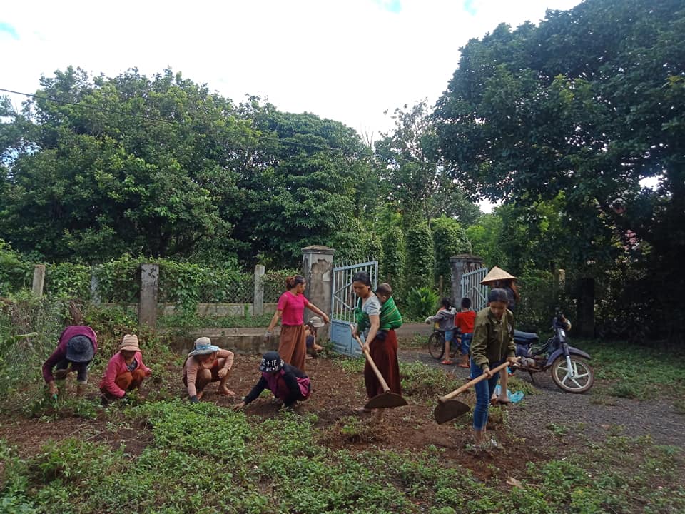 Hội LHPN xã Cư Huê tổ chức ra quân dọn vệ sinh làm cỏ và trồng hoa tại khuôn viên nhà văn hóa cộng đồng tại 3 buôn.