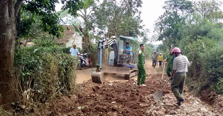 CA xã Cư Huê đã vận động tuyên truyền bà con nhân dân tích cực thực hiện phong trào xây dựng nông thôn mới.