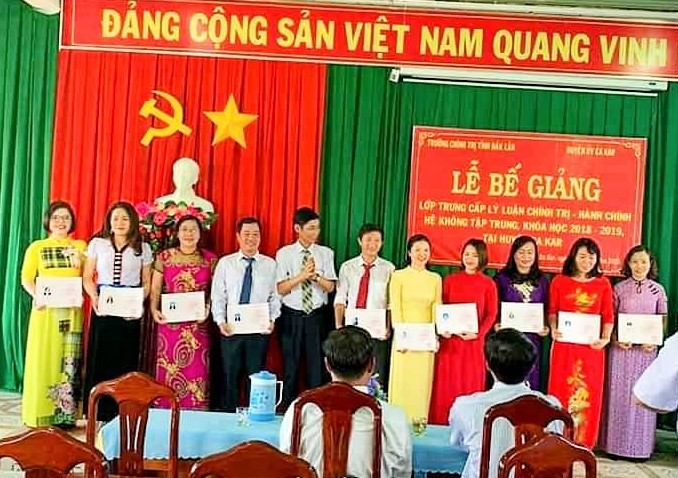 Lễ Bế giảng lớp trung cấp Lý luận CT-HC, hệ không tập trung khóa học 2018 - 2019 tại huyện EaKar.