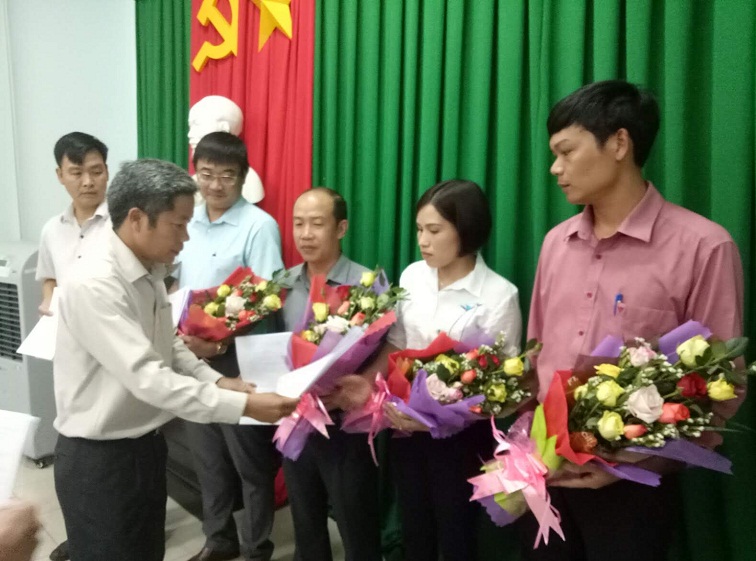 UBND Huyện EaKar ra quyết định điều động và bổ nhiệm 5 chức danh cán bộ quản lý một số cơ quan, ban ngành của huyện.