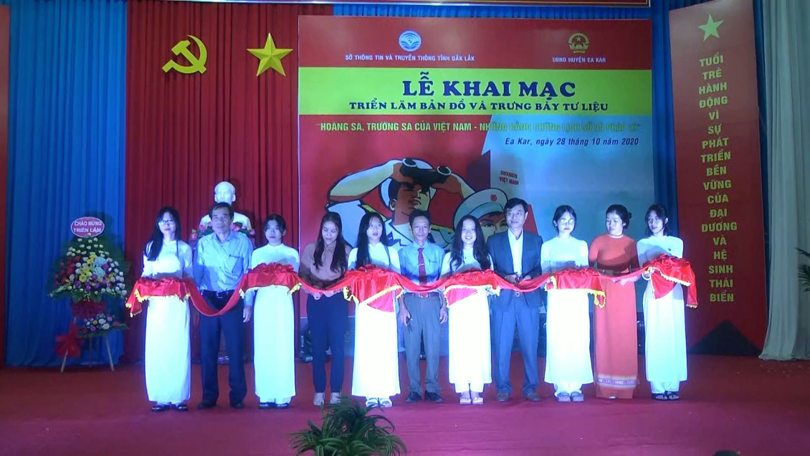 Khai mạc triển lãm lưu động "Hoàng Sa, Trường Sa của Việt Nam - Những bằng chứng lịch sử và pháp lý" tại huyện Ea Kar