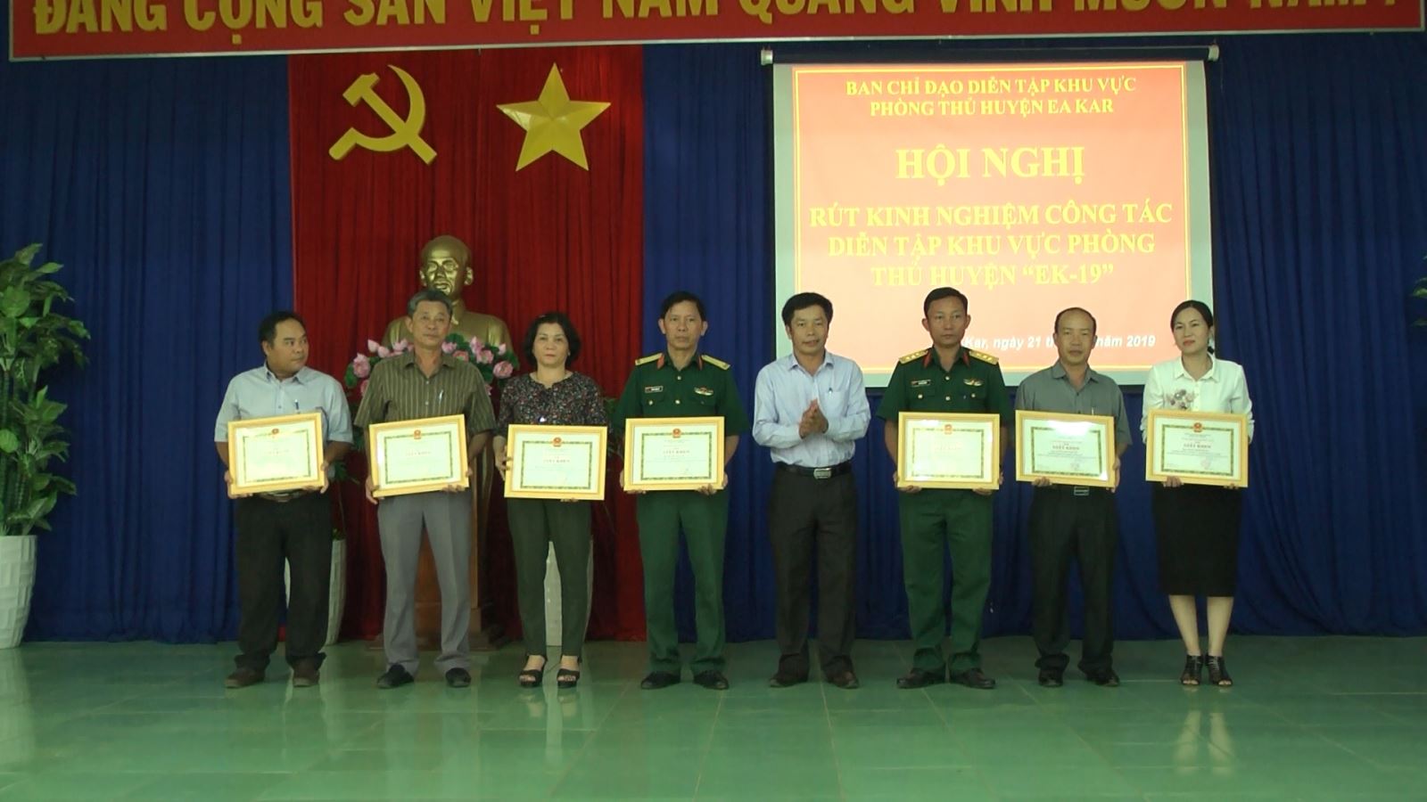 ...Đồng chí Nguyễn Văn Hà - Phó BTHU, Chủ tịch UBND huyện EaKar tặng giấy khen cho các cá nhân có thành tích xuất sắc trong diễn tập Khu vực phòng thủ huyện năm 2019
