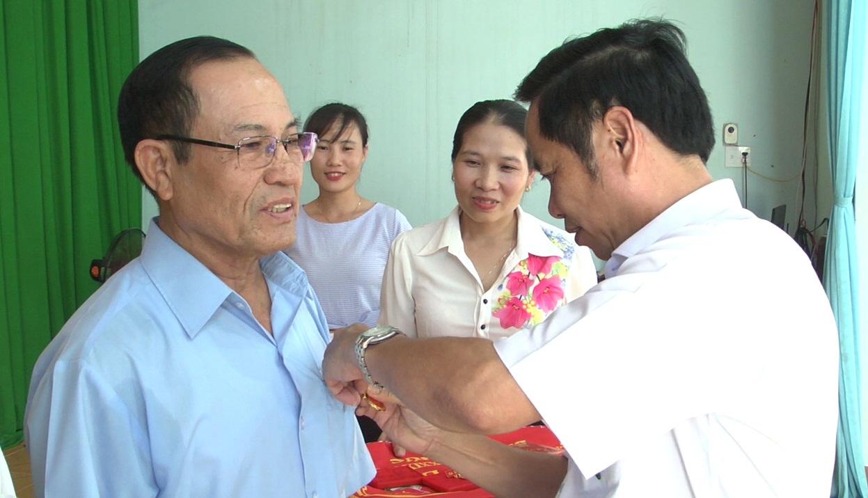 Đảng bộ thị trấn EaKar trao huy hiệu 50 và 30 năm tuổi Đảng cho 2 đảng viên.