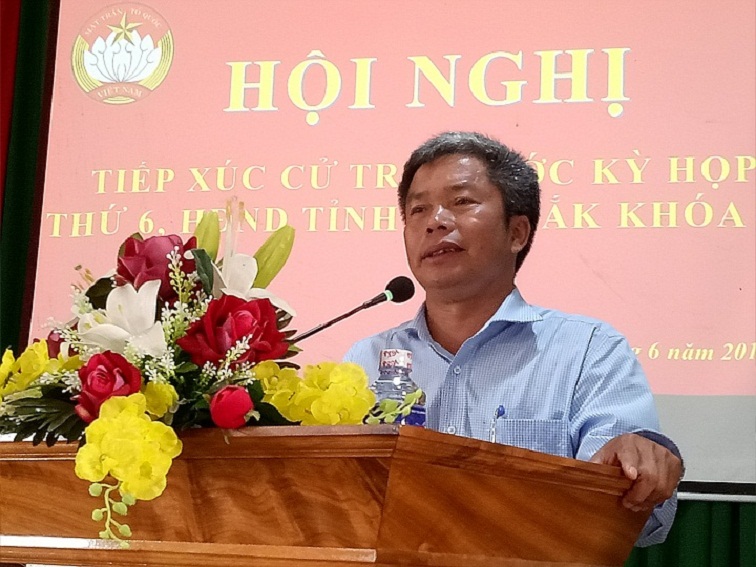 Đồng chí Nguyễn Văn Hà-Chủ tịch ủy ban nhân dân huyện EaKar, giải trình một một số nội dung kiến nghị của cử tri