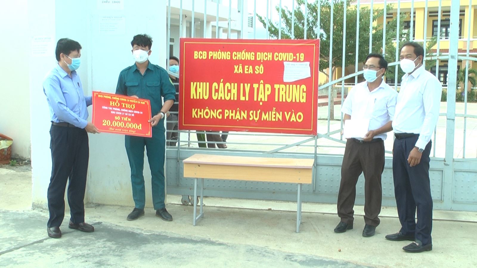 Bí thư huyện ủy Ea Kar thăm hỏi, tặng quà chốt kiểm soát liên ngành và khu cách ly tập trung phòng, chống Covid-19.
