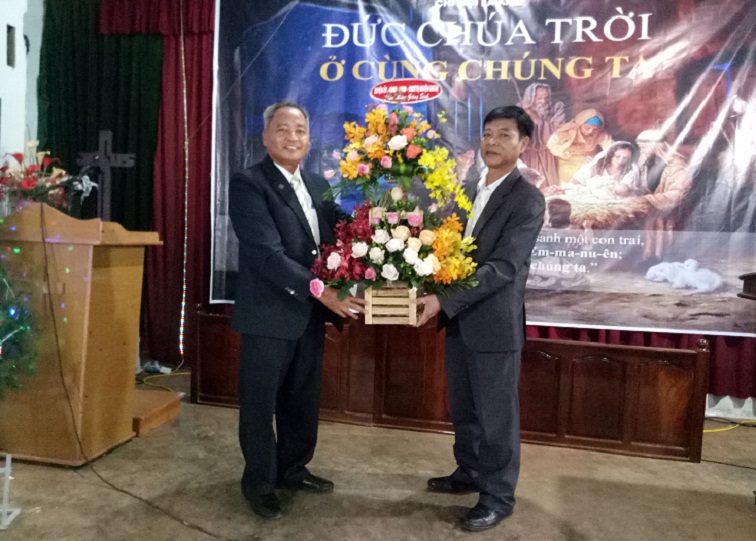 Đại diện lãnh đạo Đảng-Chính quyền huyện EaKar, đi thăm và tăng hoa chúc mừng các tổ chức tôn giáo, nhân dịp đón giáng sinh 2018.