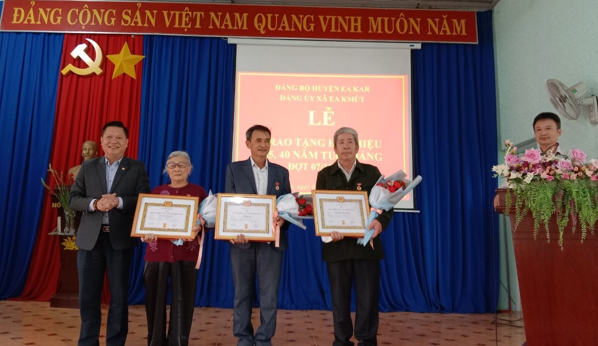 Đảng ủy xã Ea Kmút tổ chức Lễ trao tặng Huy hiệu 55 và 40 năm tuổi Đảng cho 3 đảng viên.