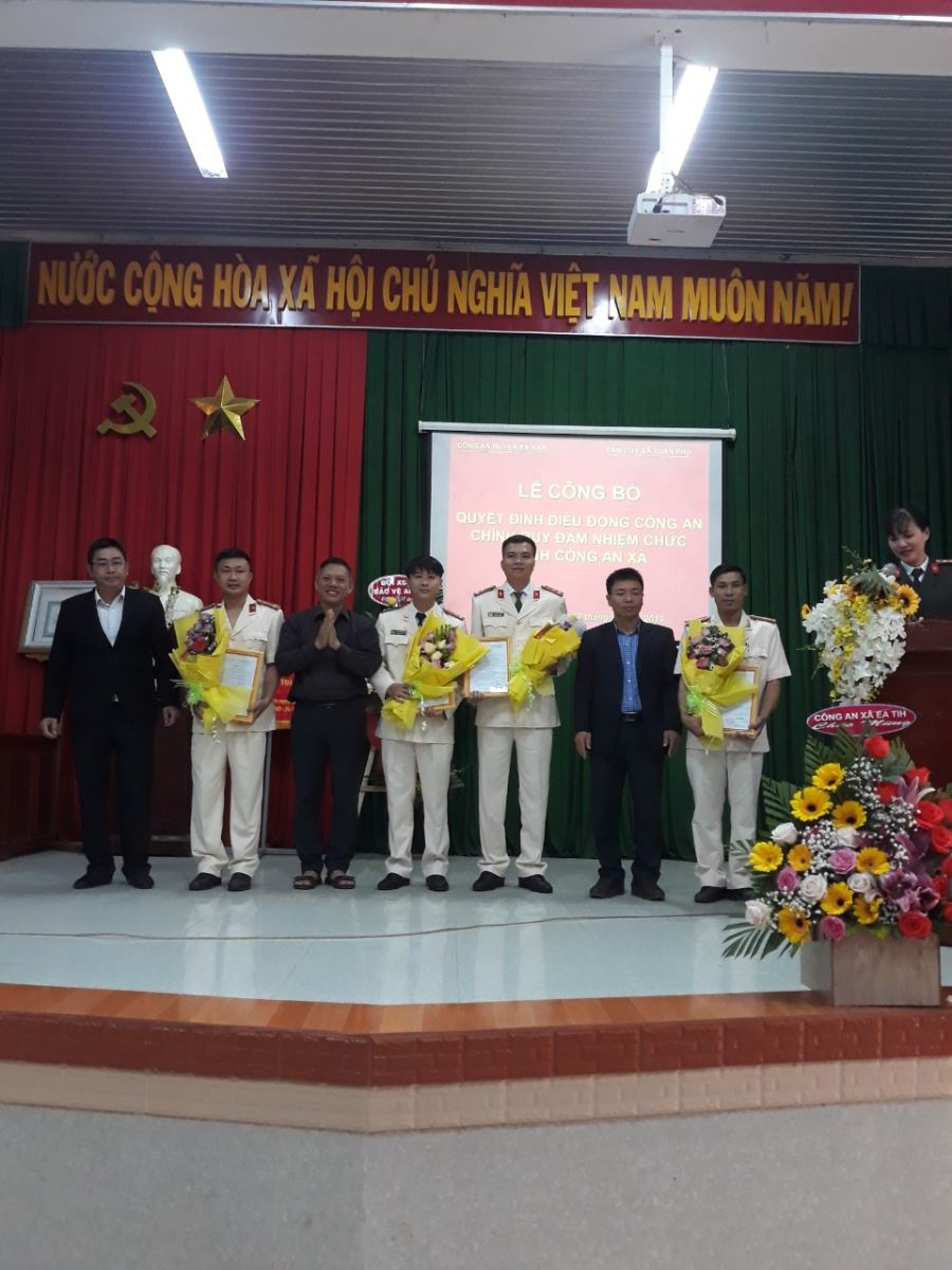 Công an huyện Ea Kar tổ chức lễ công bố quyết định bố trí Công an chính quy về đảm nhiệm chức danh Công an xã, tại xã Xuân Phú