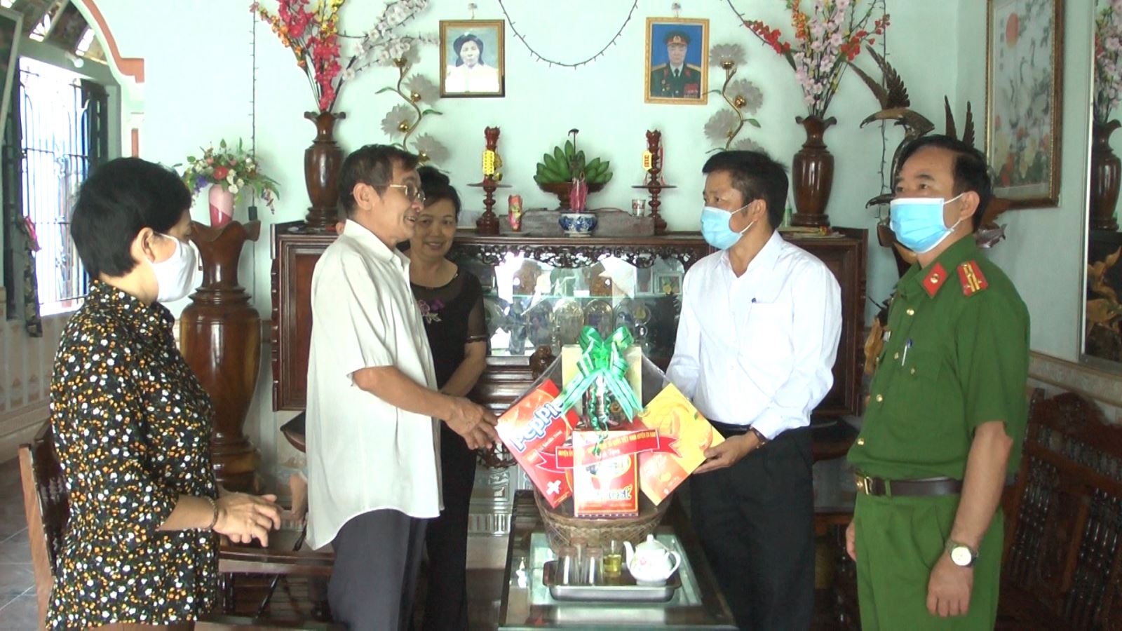Đồng chí Nguyễn Văn Hà-PBT.HU, CT.UBND huyện EaKar đi thăm hỏi, tặng quà cho đối tượng chính sách ở xã Ea Ô và xã Cư Elang