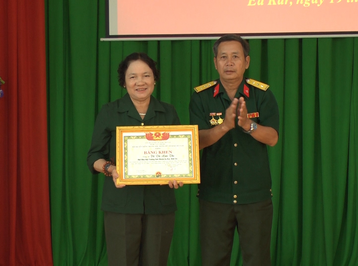 Hội truyền thống Trường Sơn – Đường Hồ Chí Minh Việt Nam tặng bằng khen cho Bà Vũ Thị Hoài Thu vì đã có thành tích xuất sắc trong các hoạt động truyền thống và nghĩa tình