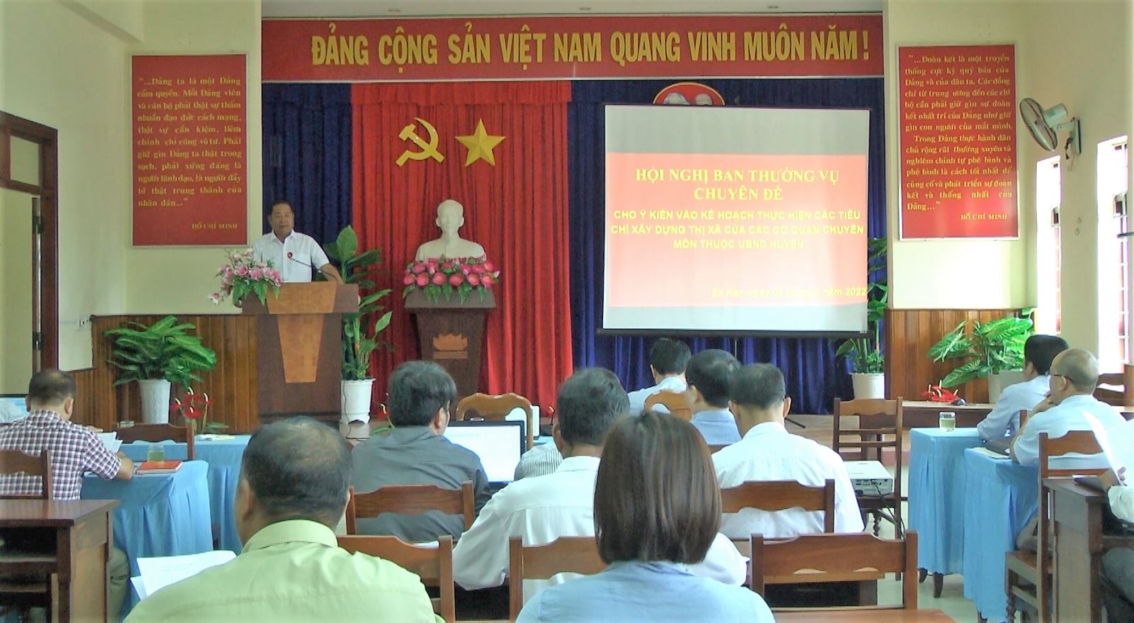 Hội nghị chuyên đề cho ý kiến vào kế hoạch thực hiện các tiêu chí xây dựng Thị xã của các cơ quan chuyên môn thuộc UBND huyện Ea Kar