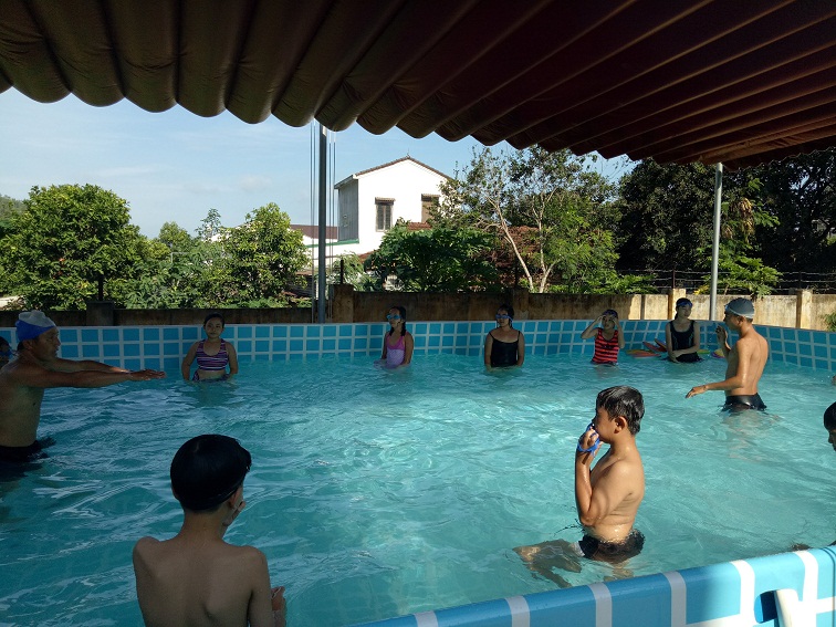 Huấn luyện viên hướng dẫn bơi tại bể bơi lắp ghép