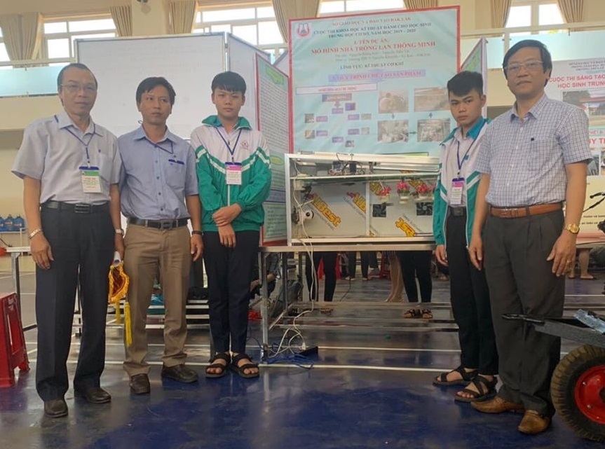 Đôi bạn đam mê sáng tạo.