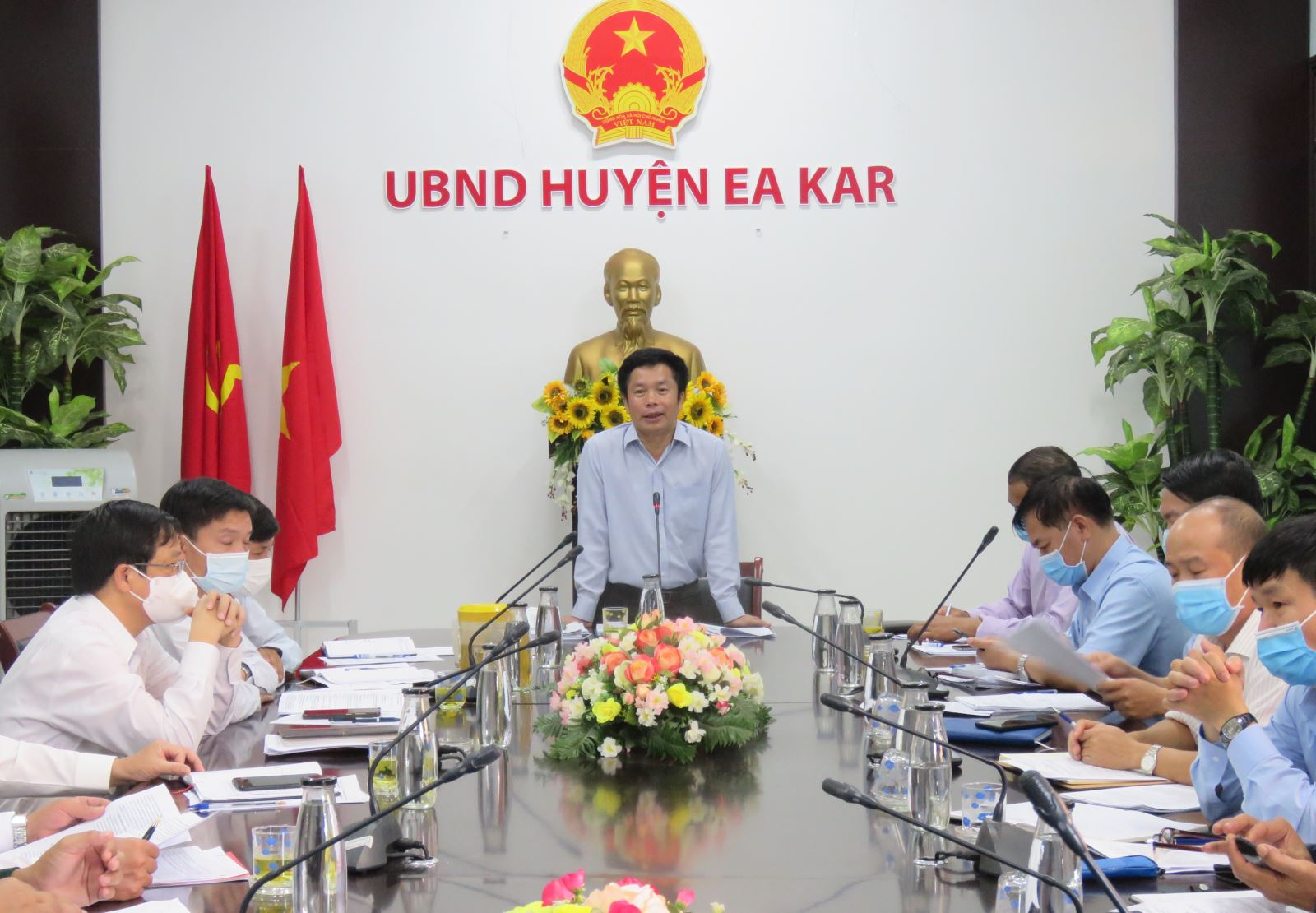 Ủy ban nhân dân huyện EaKar họp trực tuyến thường kỳ tháng 10/2021.