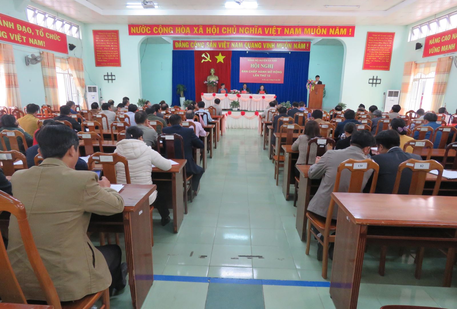 Huyện ủy Ea Kar tổ chức Hội nghị Ban chấp hành mở rộng lần thứ 12.