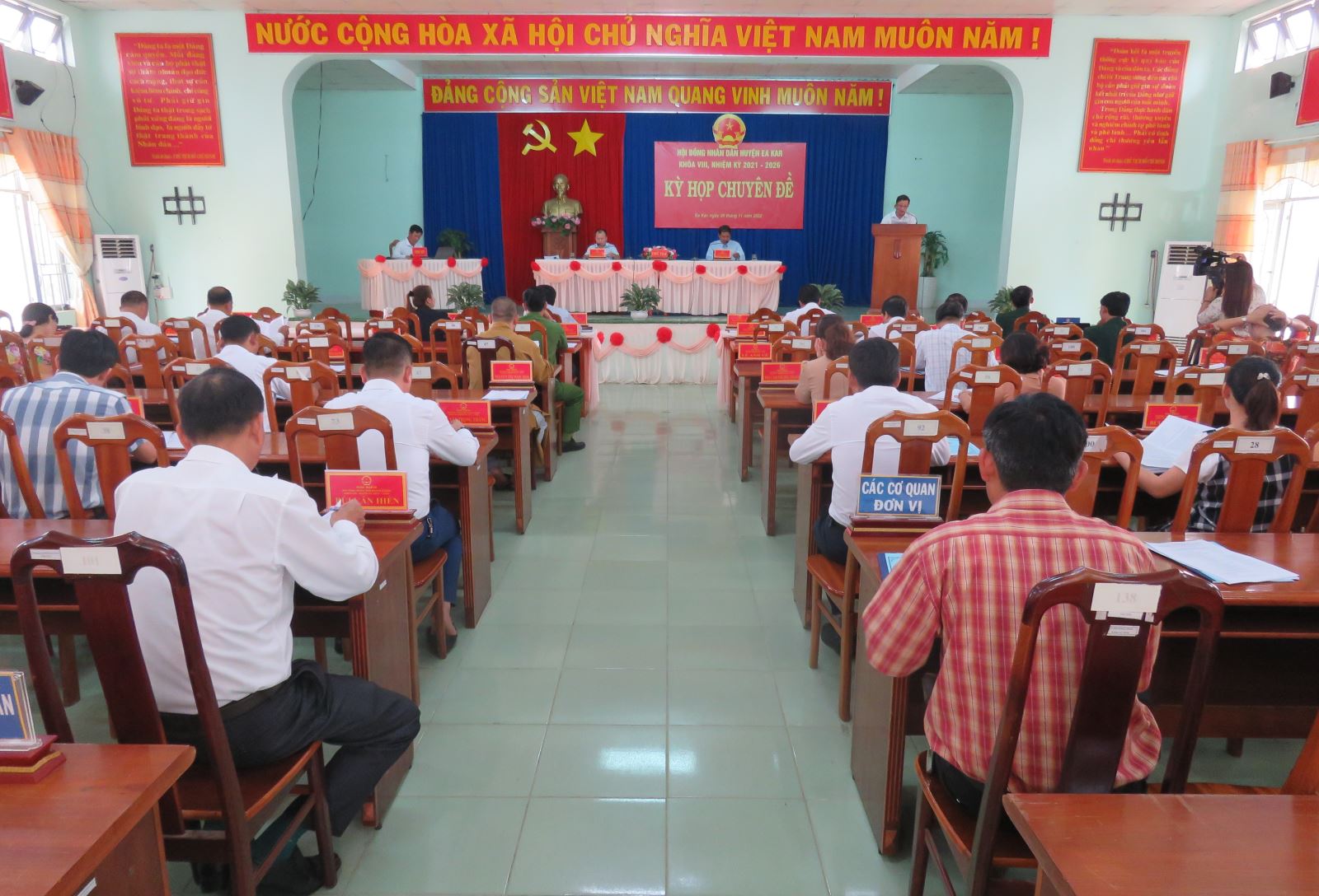 Hội đồng Nhân dân huyện Ea Kar khóa VIII, nhiệm kỳ 2021 - 2026 tổ chức kỳ họp chuyên đề.