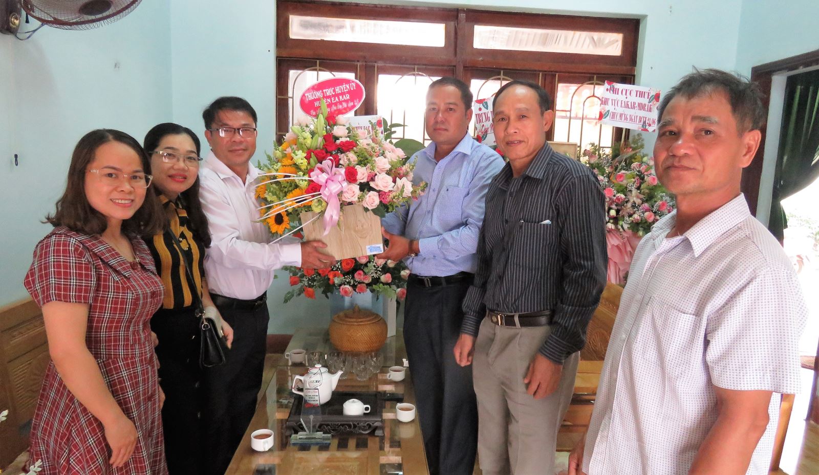 Lãnh đạo huyện EaKar, các cơ quan, đơn vị, doanh nghiệp đến thăm, chúc mừng cán bộ, viên chức Đài TT-TH EaKar nhân kỷ niệm 96 năm ngày Báo chí Cách mạng Việt Nam 21/6