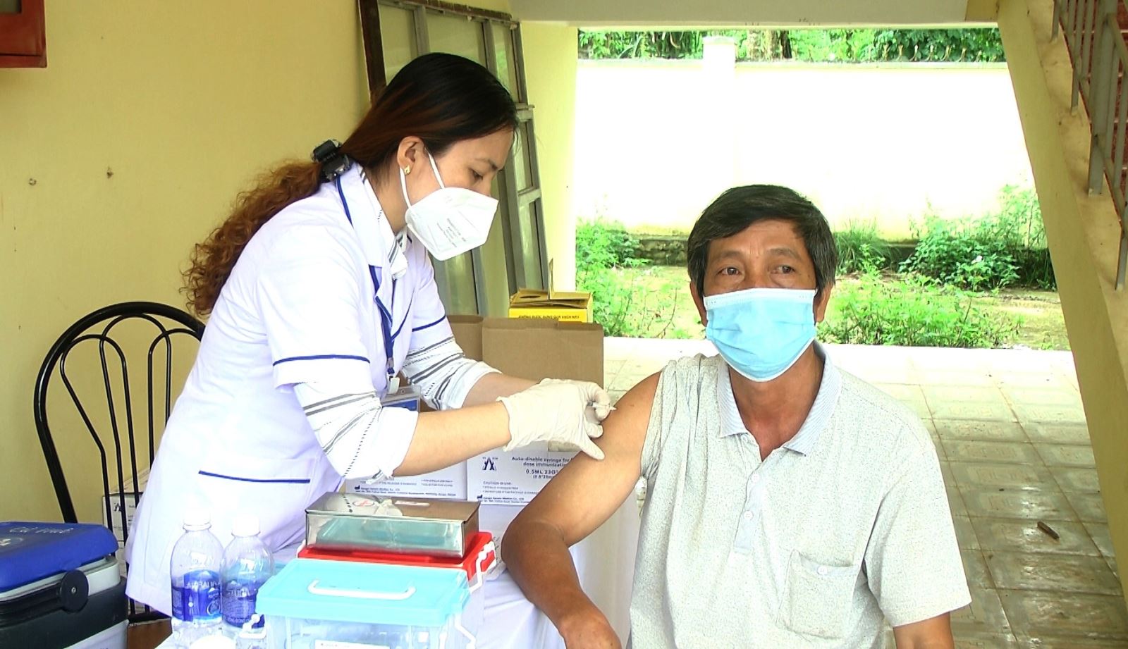Huyện Ea Kar triển khai chiến dịch tiêm vắc xin phòng Covid-19  Cho đối tượng từ 18 tuổi trở lên trên địa bàn.