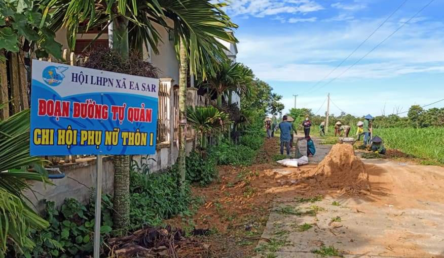 Chi hội phụ nữ Thôn 1, xã Ea Sar tổ chức dọn vệ sinh môi trường, trồng hoa đoạn đường phụ nữ tự quản.