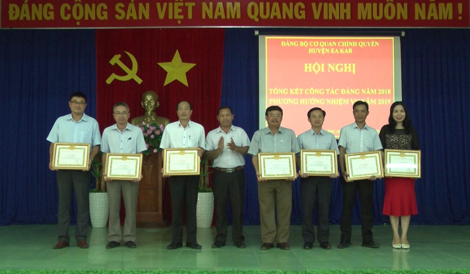 Đồng chí Y Khuyết Niê - Phó Chủ tịch HĐND huyện, Phó Bí Thư Đảng ủy CQCQ huyện EaKar tặng giấy khen cho các đảng viên có thành tích hoàn thành xuất sắc nhiệm vụ tiêu biểu năm 2018