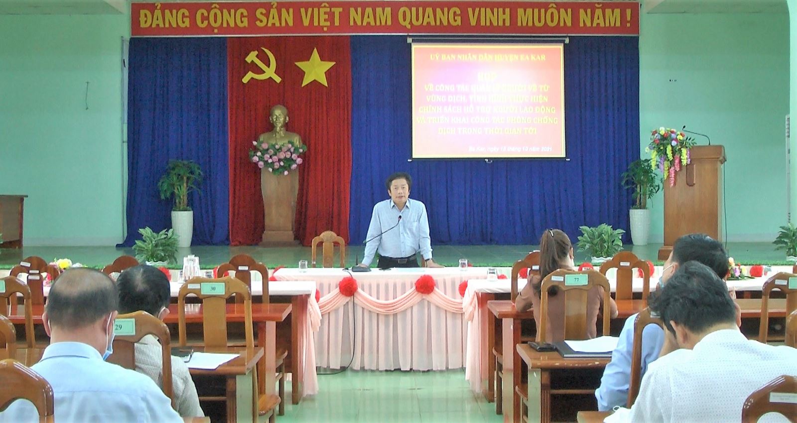 Huyện Ea Kar tổ chức cuộc họp về công tác quản lý người về từ vùng dịch; thực hiện chính sách hỗ trợ người lao động gặp khó khăn do đại dịch Covid-19