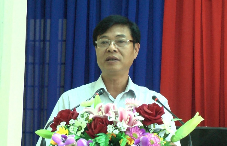 Đồng chí Vương Tấn Thành - Phó Bí thư huyện ủy EaKar phát biểu tại hội nghị