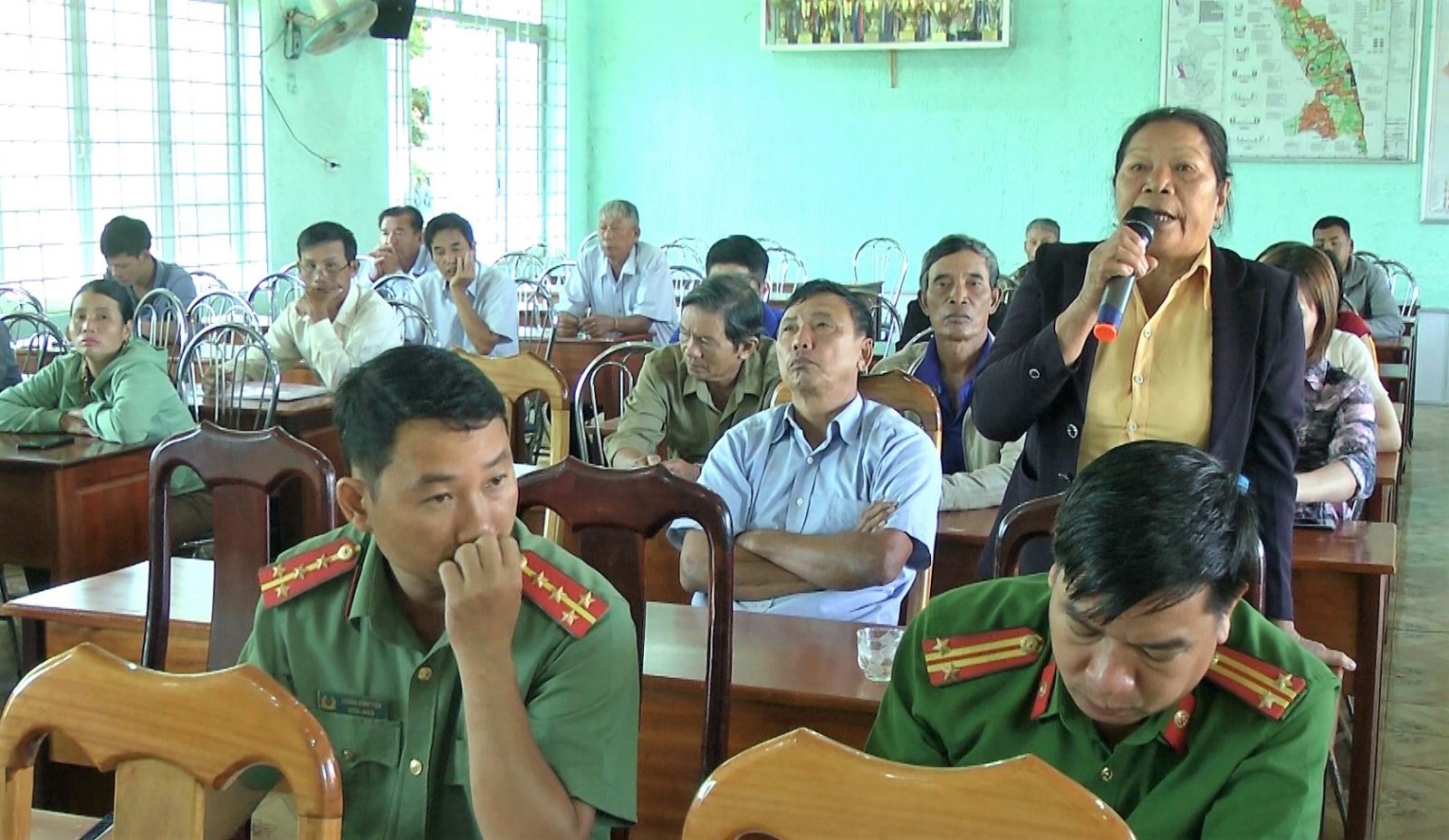 Đại biểu HĐND huyện Ea Kar khóa VIII tiếp xúc với cử tri  xã EaKmút, sau kỳ họp thứ tư nhiệm kỳ 2021 – 2026