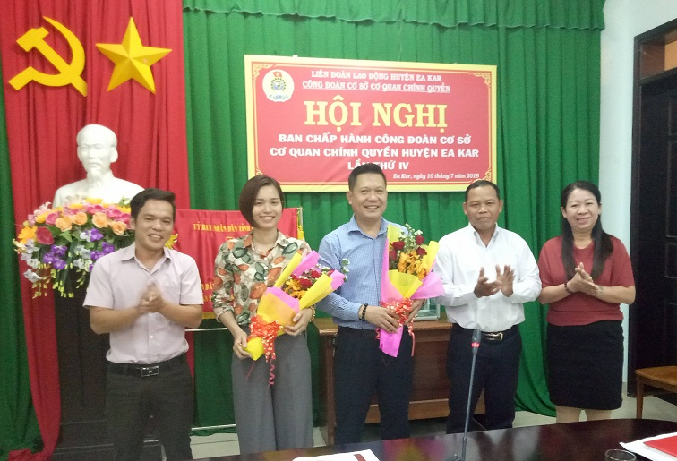 Đại diện Đảng ủy cơ quan chính quyền và liên đoàn lao động huyện, tặng hoa chúc mừng ông Nguyễn Trọng Thắng, được bầu giữ chức chủ tịch và bà Trần Thị Hồng Nhung, phó chủ tịch công đoàn cơ sở cơ quan chính quyền, nhiệm kỳ (2017-2022)