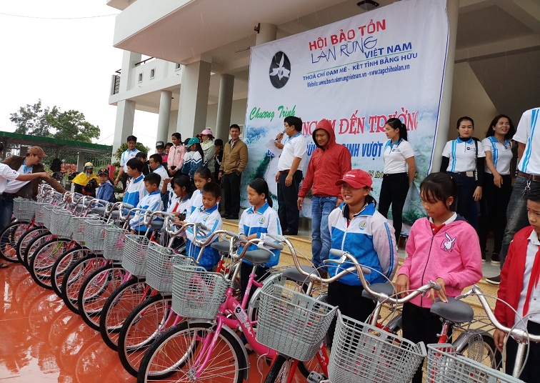 Hội bảo tồn Lan rừng Việt Nam và Câu lạc bộ hoa Lan EaKar tổ chức chương trình “Cùng em đến trường”.