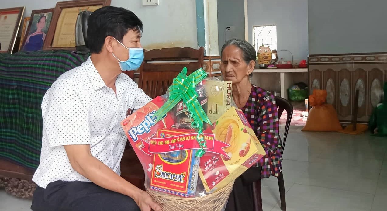 Đoàn lãnh đạo huyện Eakar đến thăm và tặng quà gia đình chính sách trên địa bàn huyện nhân dịp ngày thương binh liệt sỹ 27/7.