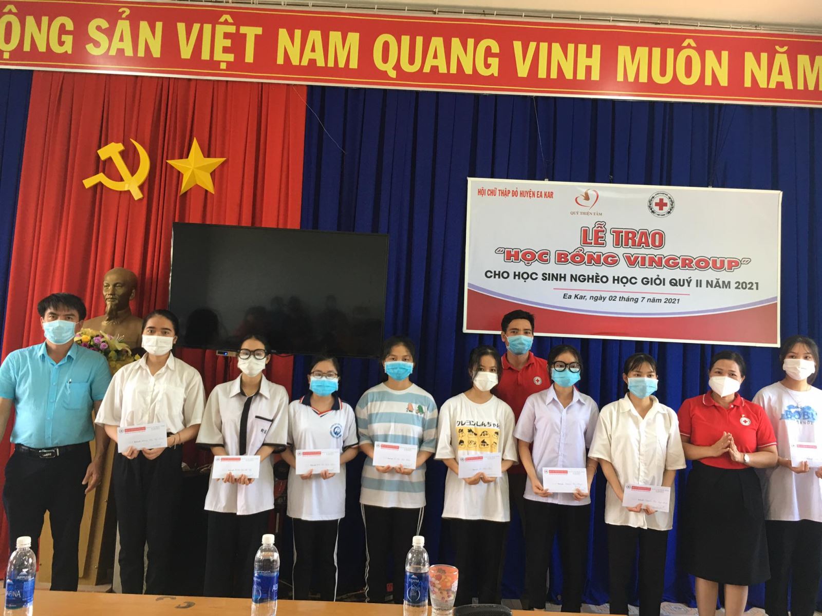 Lễ trao “ học bổng VinGroup” cho các em học sinh nghèo học giỏi năm học 2020 -2021