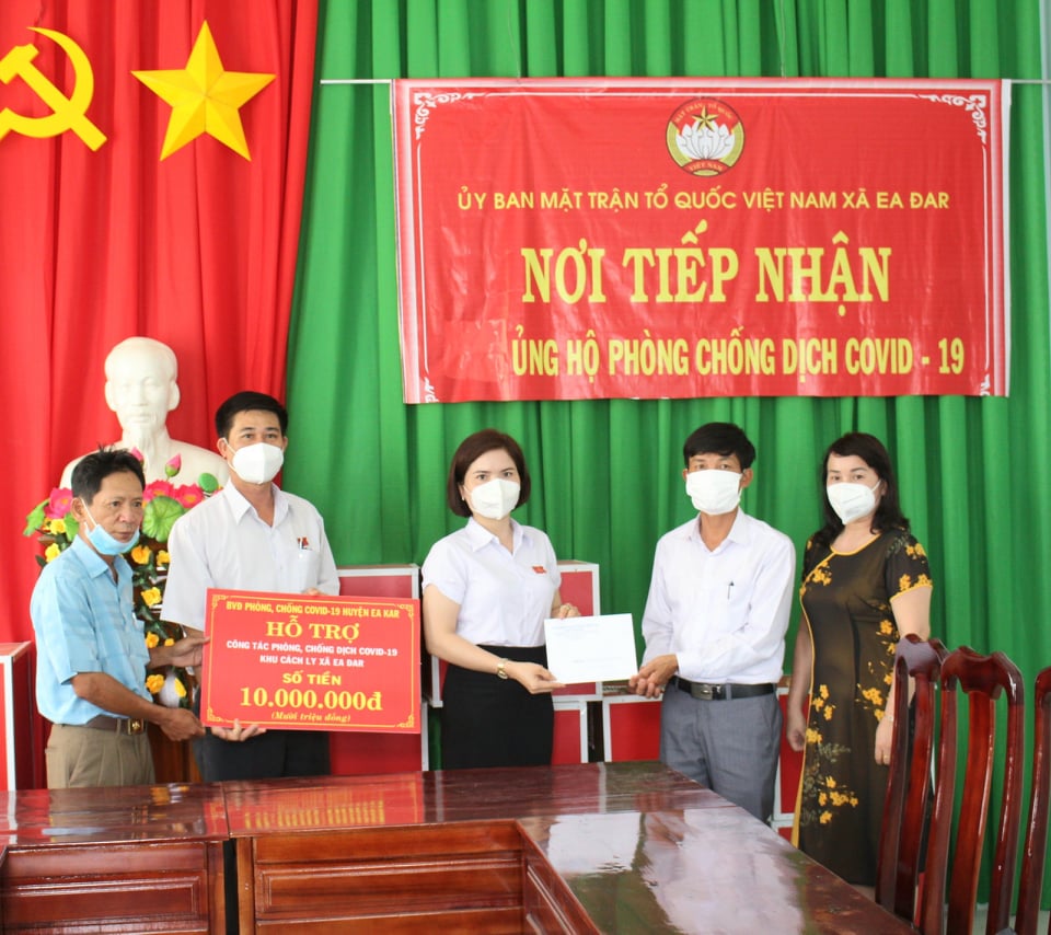   Lãnh đạo huyện Eakar đã đến thăm, tặng quà tại khu cách ly tập trung phòng chống dịch Covid19, các xã – thị trấn trên địa bàn huyện